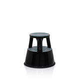 Taburete bajo negro TIO-M II con dos peldaños y superficies antideslizantes de hjh OFFICE – vista de 360° (vista frontal en diagonal 60°)