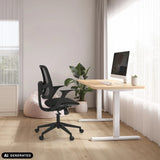 Silla Home Office Malio en color negro en un escritorio regulable en altura de hjh OFFICE (imagen generada por IA)
