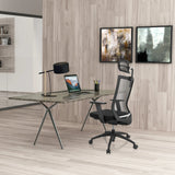 Silla de oficina profesional ASPEN PRO negra con respaldo de malla y reposacabezas en un escritorio de hjh OFFICE