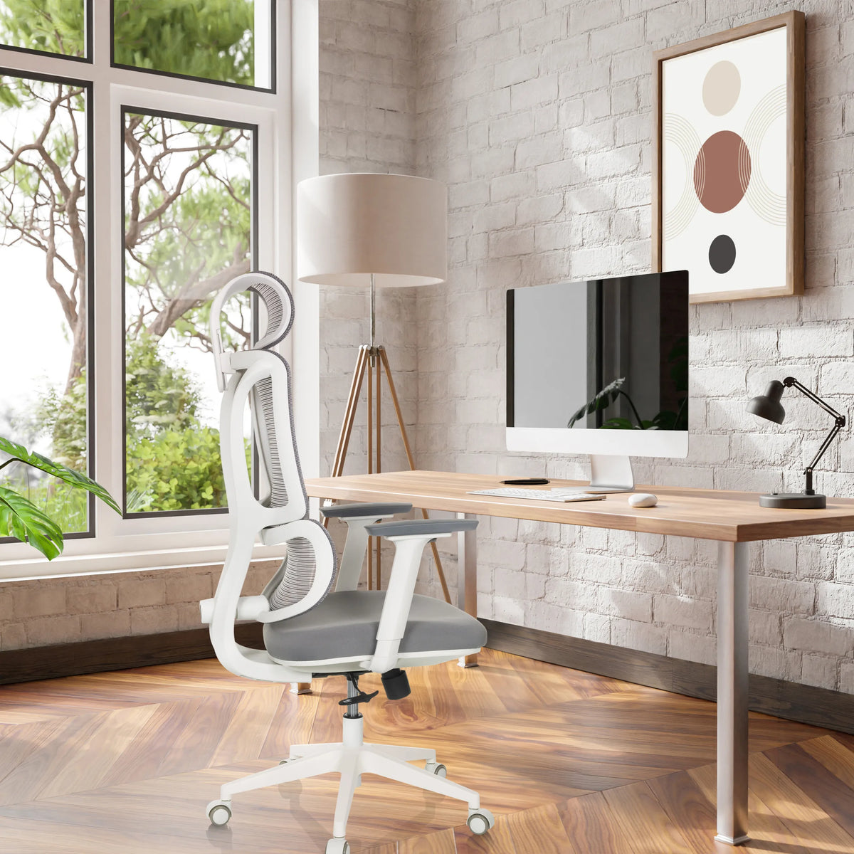 Silla de oficina profesional ERGOMY W con superficie de tela gris, estructura blanca y respaldo de malla de MyBuero