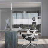 Silla de oficina profesional SPEKTRE gris con reposacabezas y reposabrazos en un escritorio en una oficina de hjh OFFICE