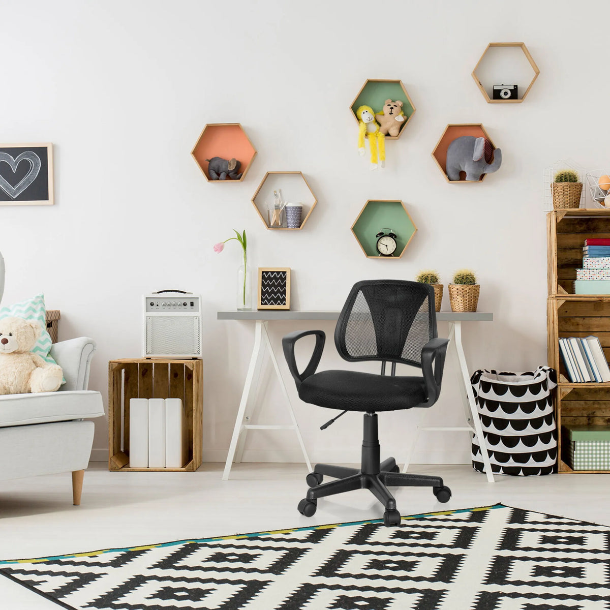 Silla giratoria para niños KIDDY CD en color negro con respaldo de malla y reposabrazos en un dormitorio infantil de hjh OFFICE