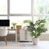Planta artificial verde ARECA II en una maceta blanca junto a un contenedor con ruedas blanco de hjh OFFICE