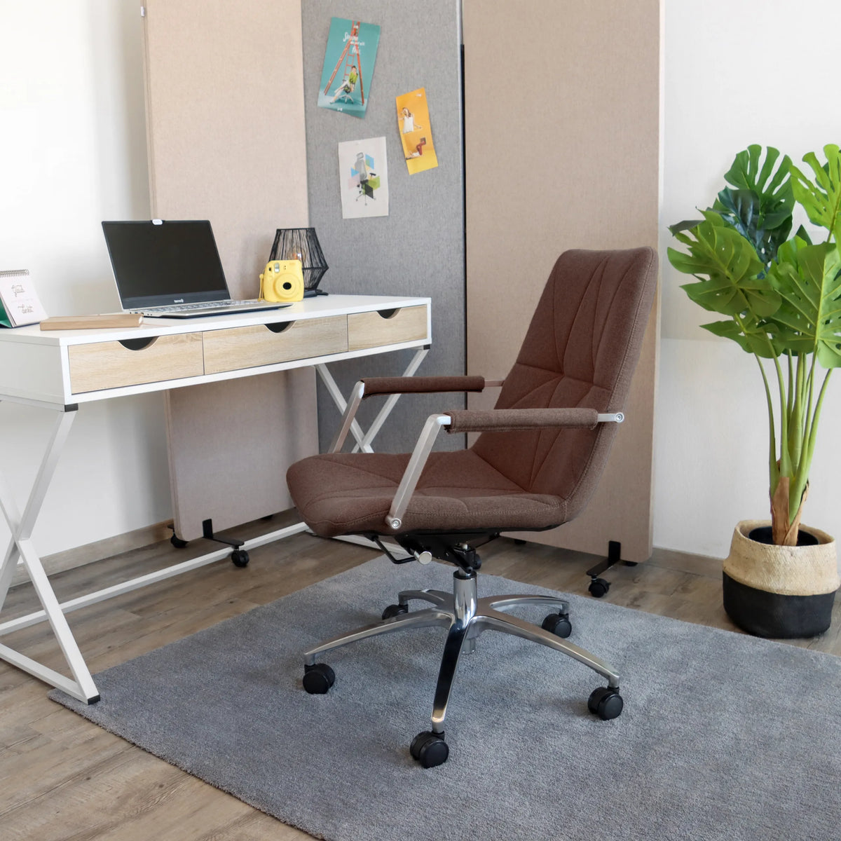 Silla Home Office SARANTO II en marrón medio con reposabrazos y ruedas de hjh OFFICE
