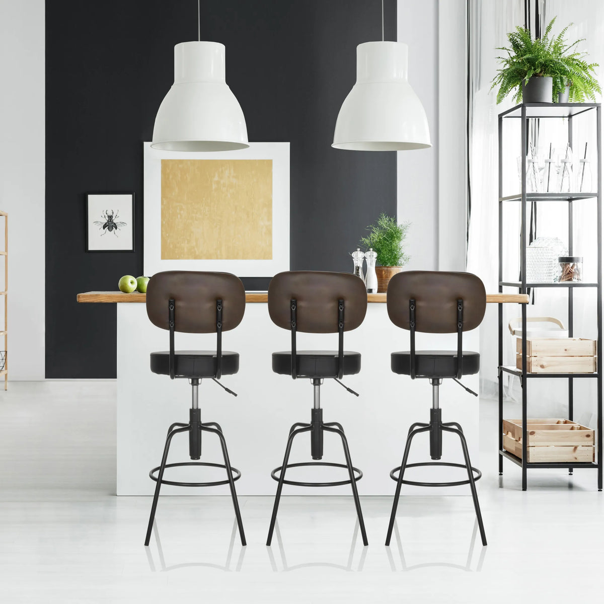 Tres taburetes de bar DISC HIGH negros con respaldos curvos y reposapiés de hjh OFFICE