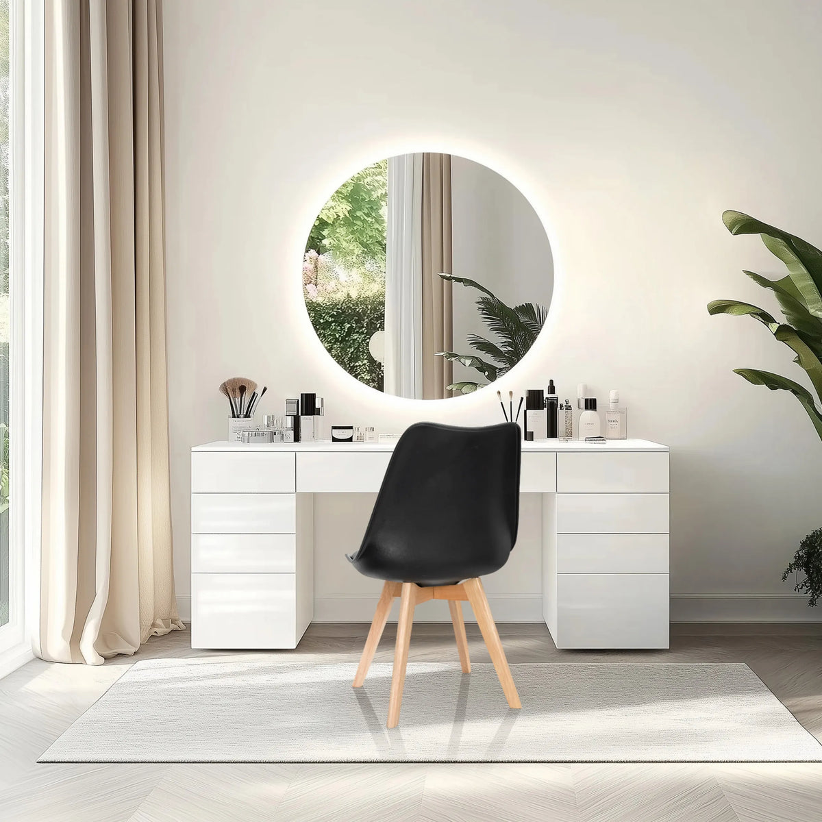 silla nórdica SCANDI 4 en negro con cuatro patas de madera clara frente a un tocador de hjh OFFICE