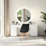 silla nórdica SCANDI 4 en negro con cuatro patas de madera clara frente a un tocador de hjh OFFICE