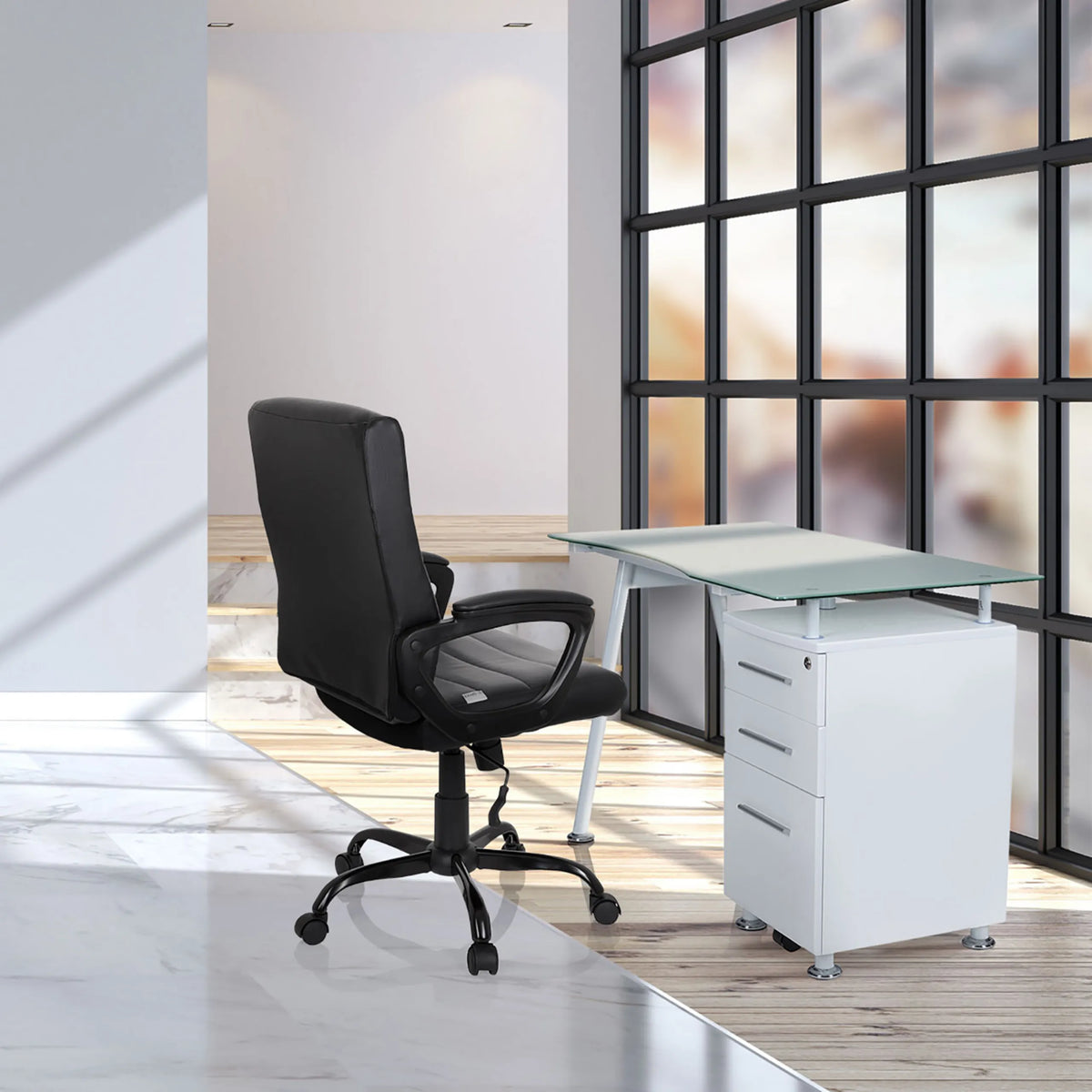Sillón de oficina Home Office ERGOSMOOTH BIG en negro en un escritorio blanco con tablero de cristal de hjh OFFICE