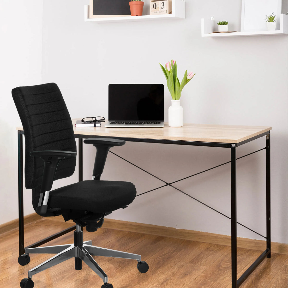 Silla de oficina profesional PRO-TEC 350 en negro con reposabrazos en un escritorio de hjh OFFICE