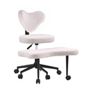 Silla de oficina Asanasit con tapicería de bouclé blanco, respaldo curvo y base negra con ruedas de hjh LIVING