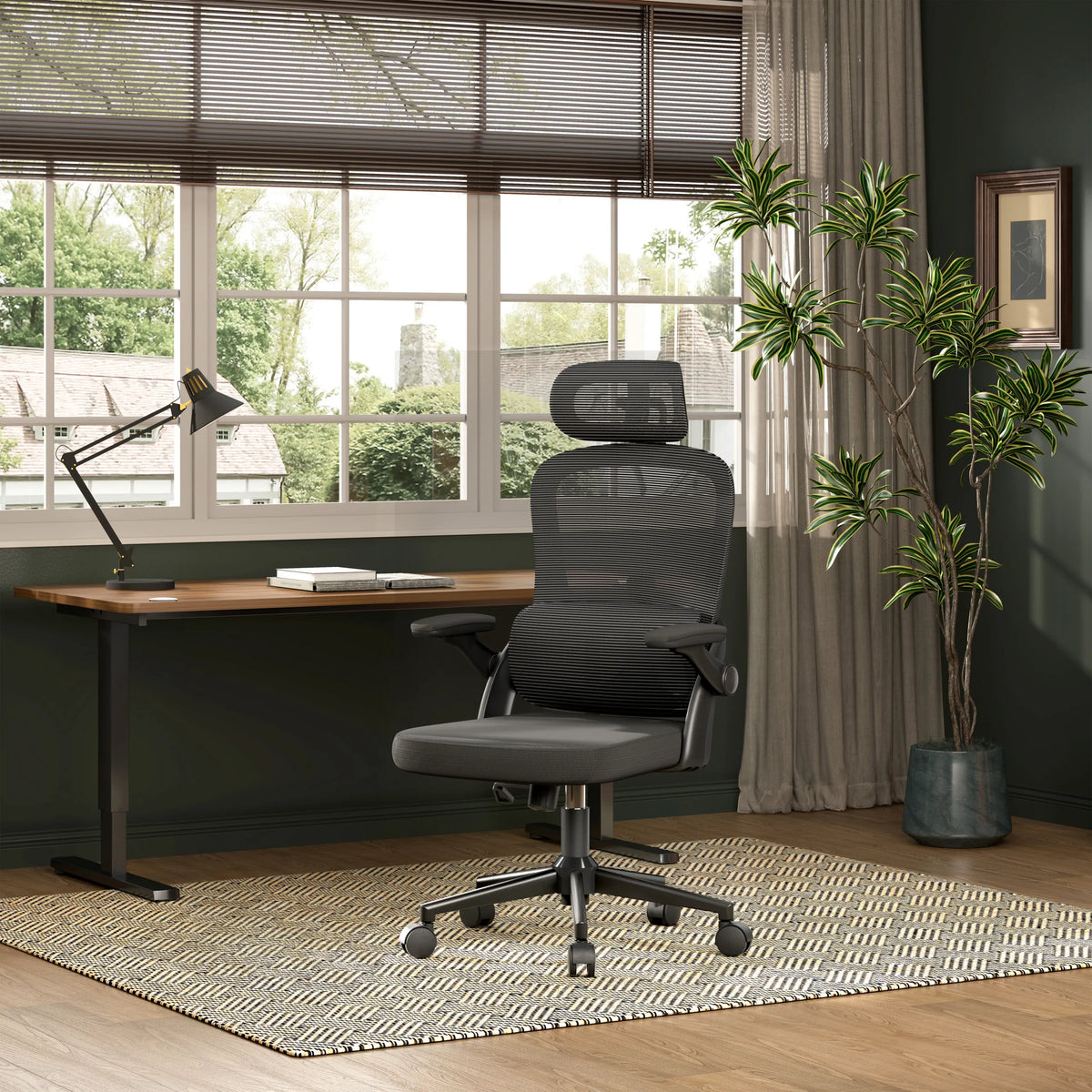 Silla de oficina profesional MC102C-M101 negra con respaldo de malla y reposacabezas en un escritorio de Sihoo