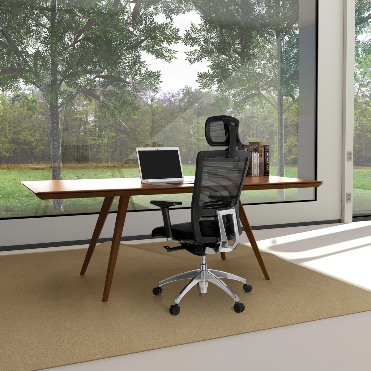 Silla de oficina profesional ASTRA LUX en color negro con respaldo de malla y reposacabezas en un escritorio de hjh OFFICE