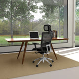 Silla de oficina profesional ASTRA LUX en color negro con respaldo de malla y reposacabezas en un escritorio de hjh OFFICE