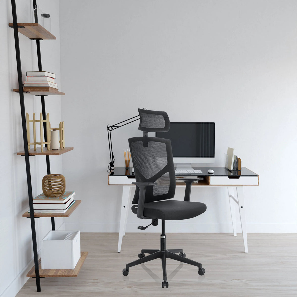 Silla Home Office BRETON B negra con respaldo de malla, reposacabezas y ruedas delante de un escritorio de hjh OFFICE