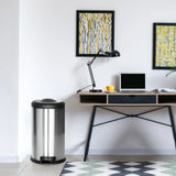 Papelera plateada CLEAN X con capacidad de 40 litros y pedal de hjh OFFICE