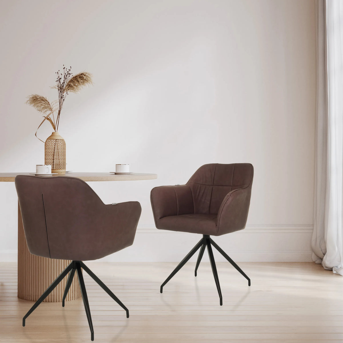 Dos sillas de comedor ELVERUM SPU de color marrón oscuro con base de estrella negra en una mesa de hjh LIVING