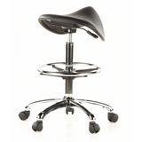 Taburete de silla de montar TOP WORK 13 negro con aro reposapiés y base de cinco ruedas de hjh OFFICE – vista de 360° (vista trasera en diagonal 140°)