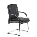 Silla viga voladiza VILLA V negra con tapizado acolchado y reposabrazos de hjh OFFICE – vista de 360° (vista frontal en diagonal 60°)