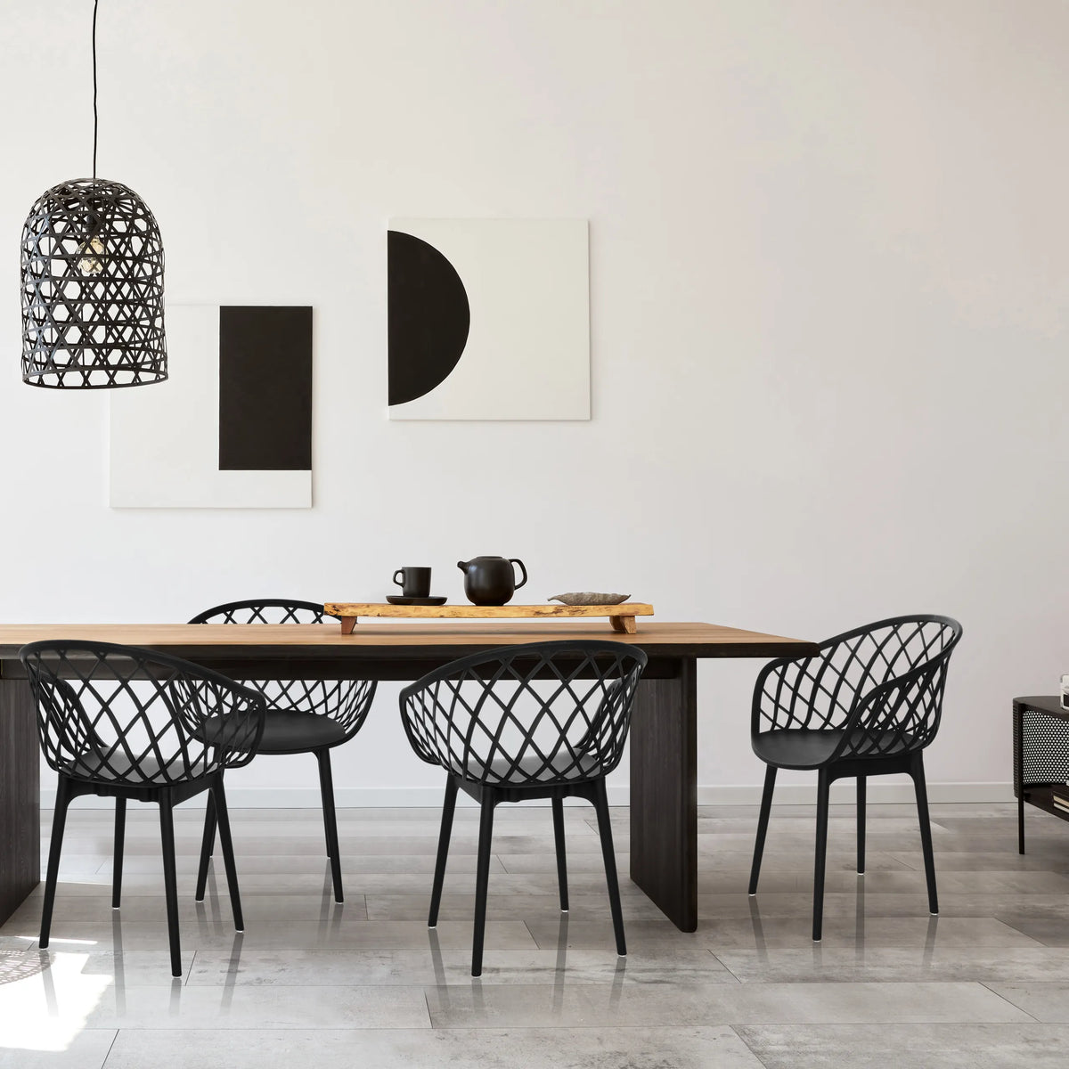 Cuatro sillas nórdicas BEGIO B negras con respaldo de malla en una mesa de comedor de hjh OFFICE