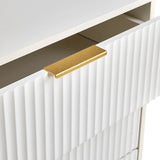 Tirador dorado en un frente blanco con estructura acanalada de la cómoda Hjelle K de hjh LIVING