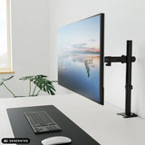 Soporte de monitor Ergomount M1 negro con una pantalla fijada a un escritorio de hjh OFFICE (imagen generada por IA)