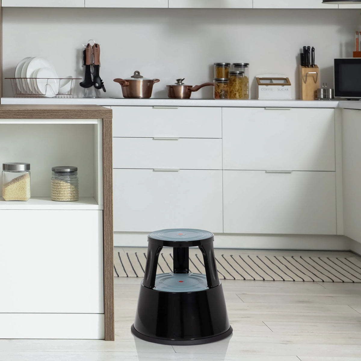 Taburete bajo TIO-M II negro con dos peldaños en una cocina de hjh OFFICE