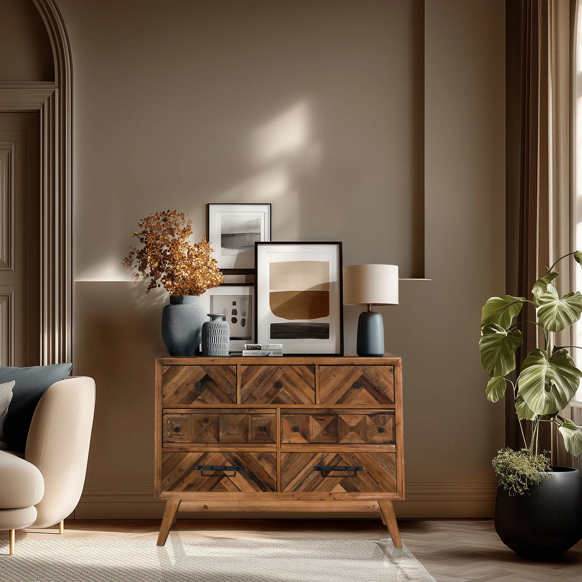 Aparador SANTJAGO WOOD XL de madera marrón oscuro con patrón de espiga y tiradores negros de hjh LIVING