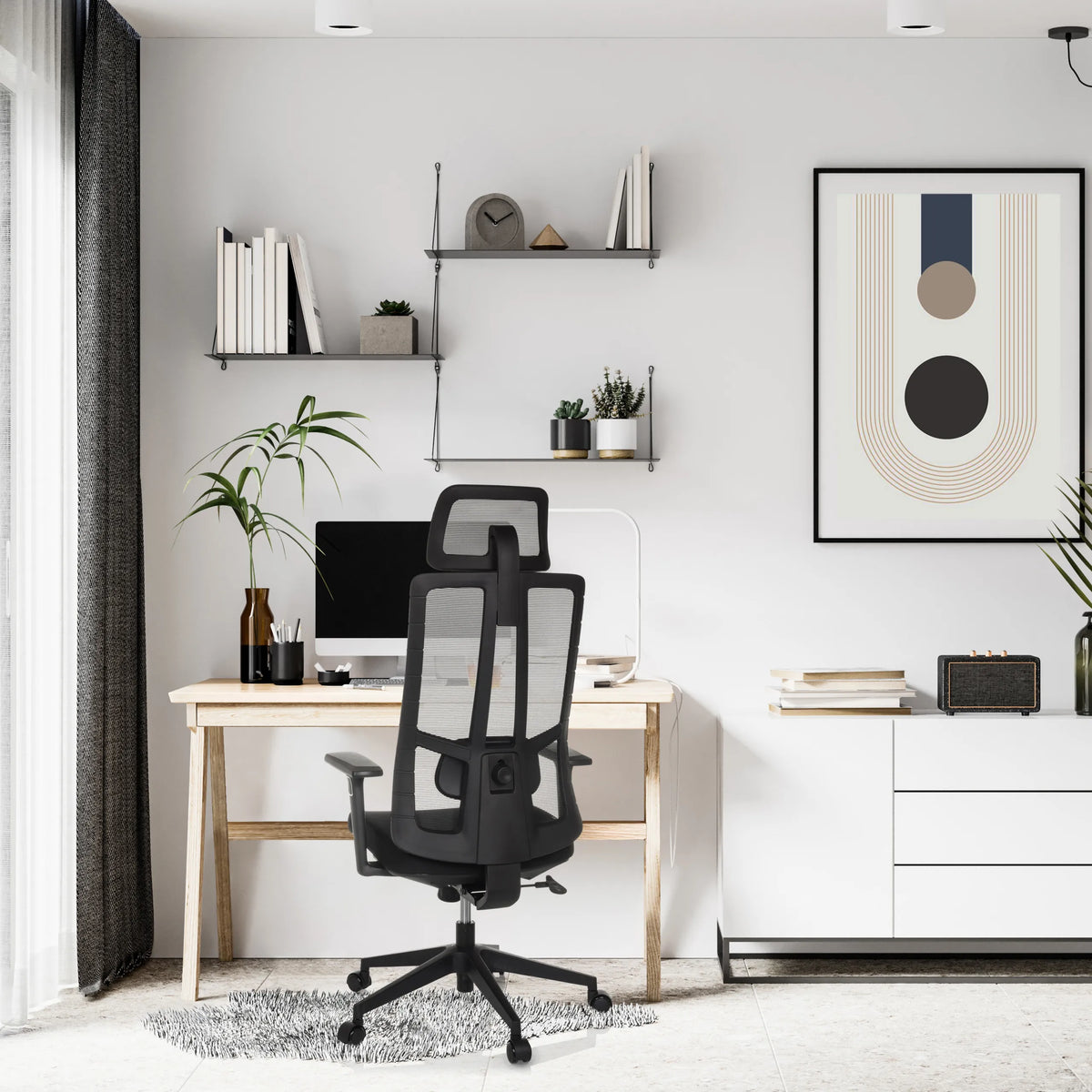Silla de oficina profesional TRAMORE negra con respaldo de malla y ruedas en una oficina en casa luminosa de hjh OFFICE