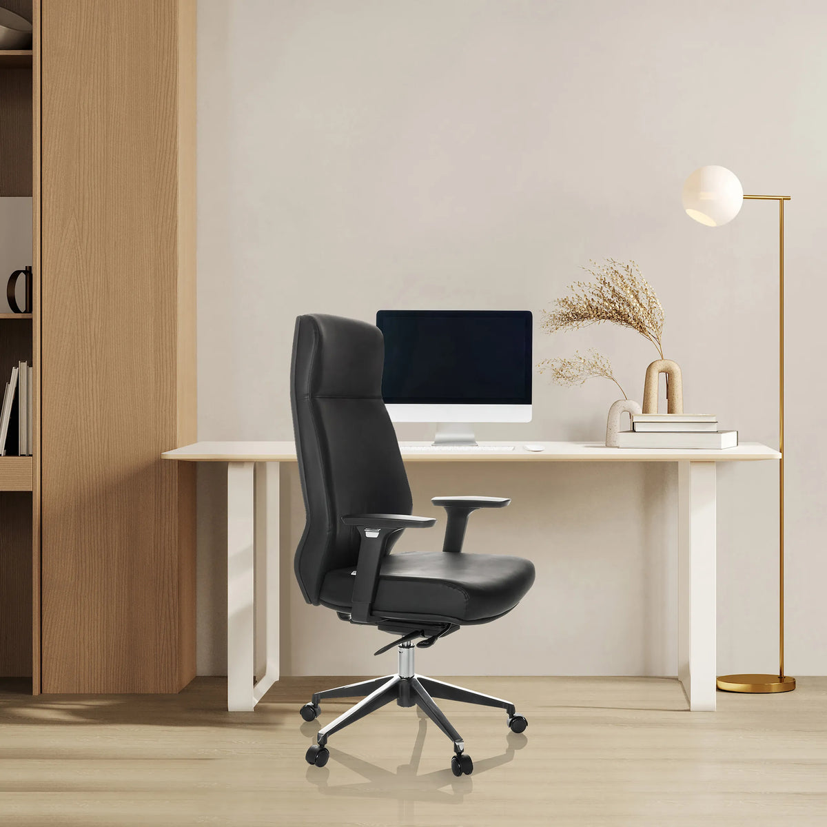 Sillón de oficina profesional VITORO ECO negro con reposabrazos y ruedas en un escritorio de hjh OFFICE