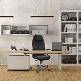Sillón de oficina profesional FERRARA en negro con reposacabezas y reposabrazos en un escritorio en la oficina de hjh OFFICE