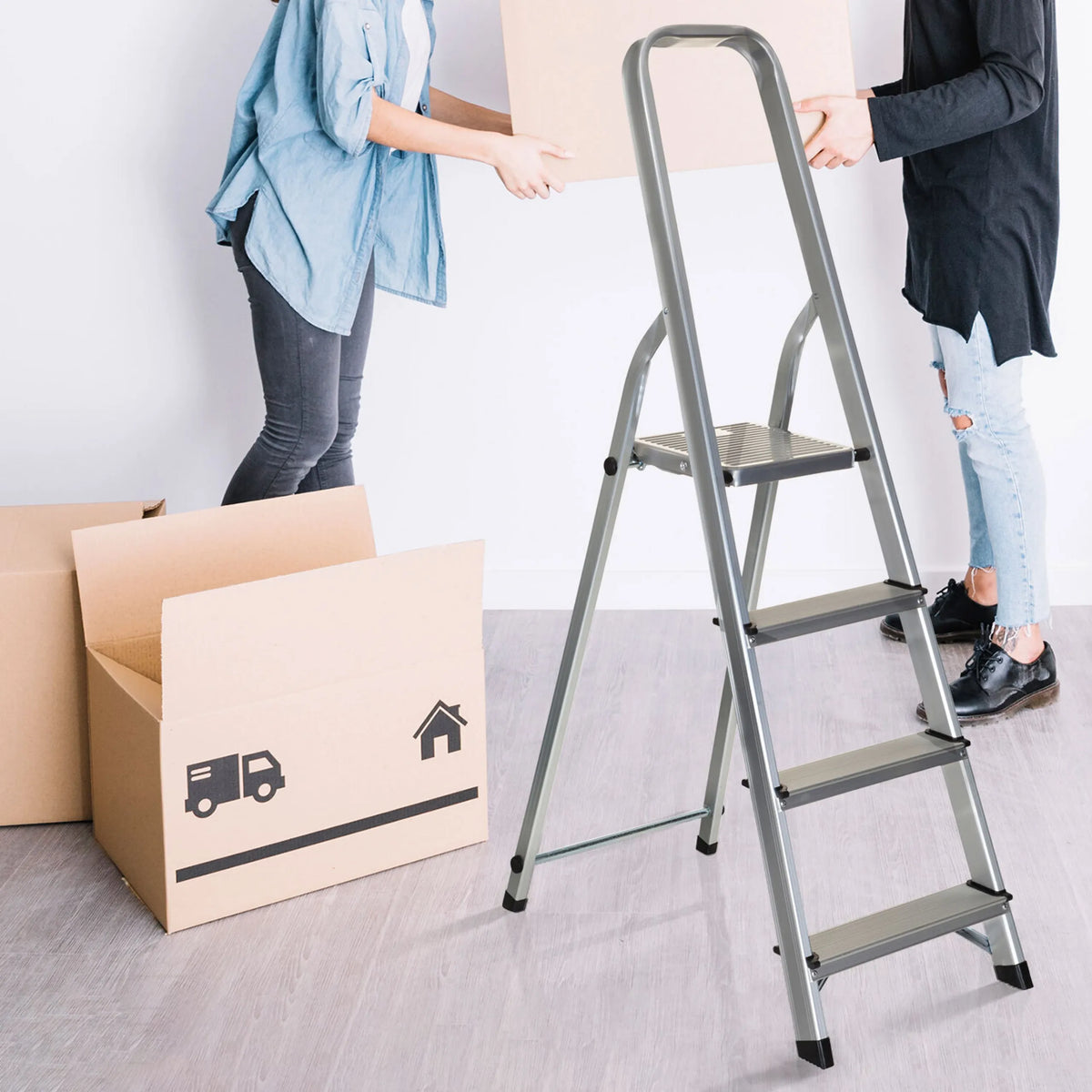Escalera plegable de aluminio SOLID II de cuatro peldaños junto a cajas de mudanza de hjh OFFICE