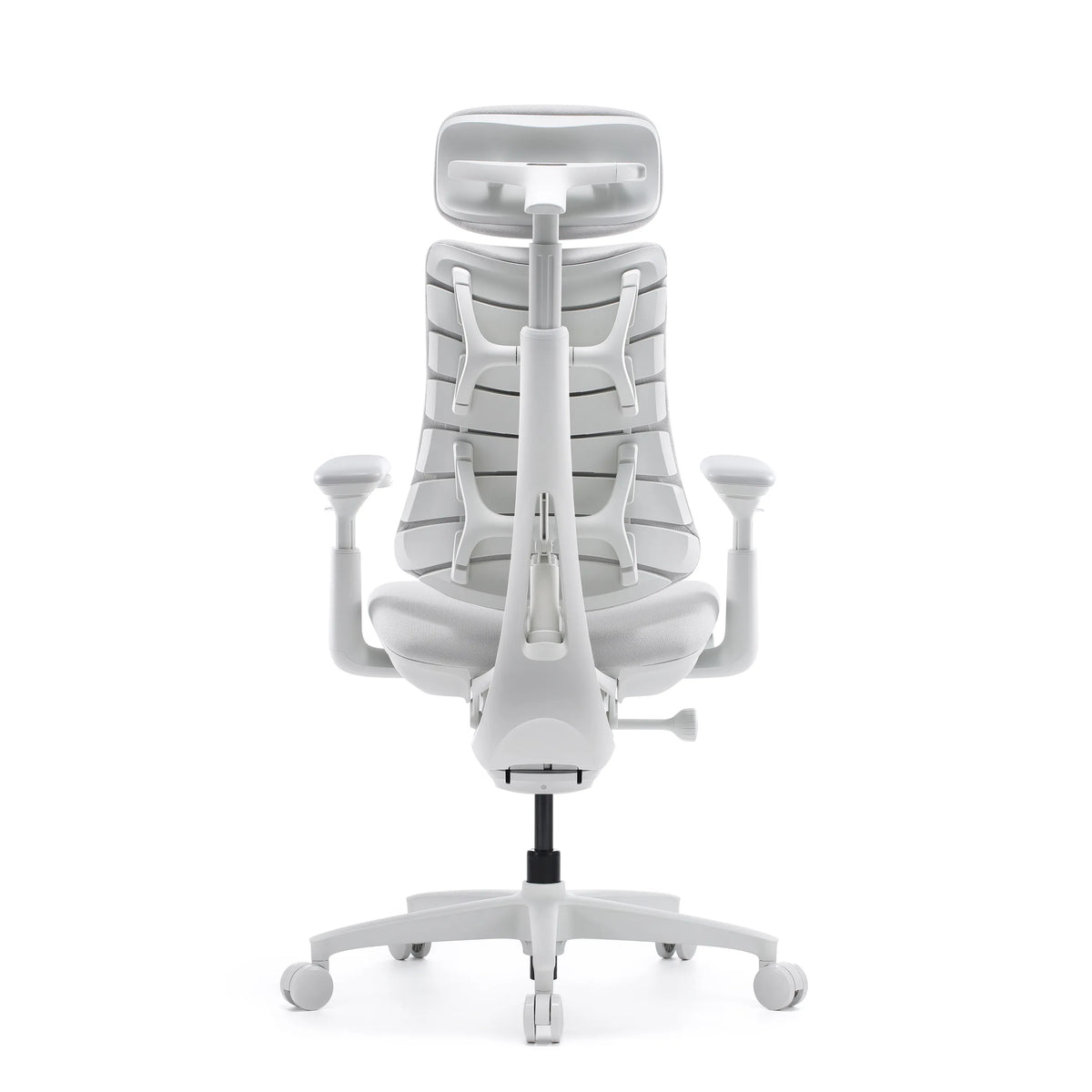 Vista posterior de la silla alta gama LiberNovo Omni Gen en blanco con reposacabezas y cinco ruedas de Libernovo