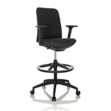 Silla de mostrador NESTORA WORK negra con reposabrazos, aro reposapiés y base de cinco ruedas de hjh OFFICE – vista de 360° (vista frontal en diagonal 30°)