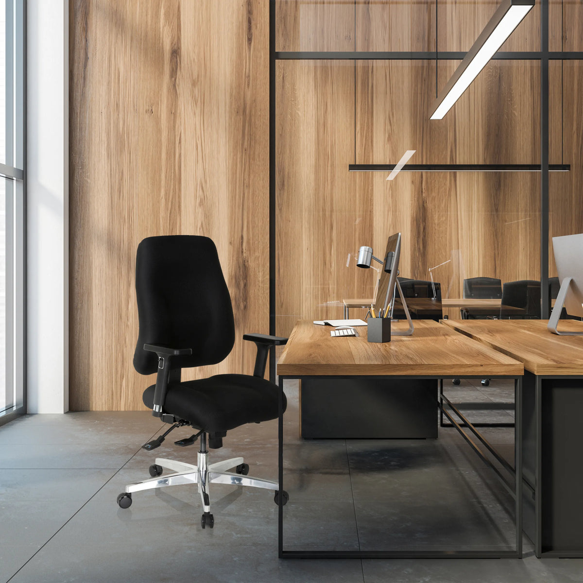 Silla de oficina profesional ZENIT COMFORT negra con reposabrazos y ruedas en un escritorio de hjh OFFICE