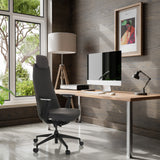 Silla de oficina profesional YUCANO en negro con reposabrazos frente a un escritorio en una habitación moderna de hjh OFFICE