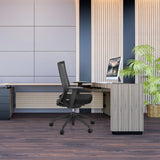 Silla de oficina profesional ASPEN negra con respaldo de malla en un escritorio de hjh OFFICE