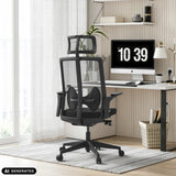 Silla de oficina profesional ARCEO B negra con respaldo de malla y reposacabezas en un escritorio de oficina en casa de hjh OFFICE