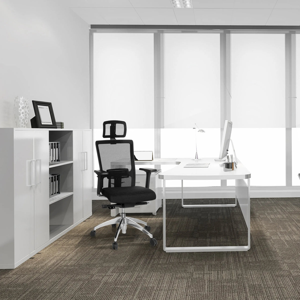 Silla de oficina profesional ASTRA LUX negra con respaldo de malla y reposacabezas de hjh OFFICE