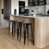 Tres taburetes de bar VANTAGGIO HIGH WS negros con asientos oscuros en una isla de cocina de hjh OFFICE