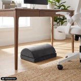 Reposapiés Podi Velvet 1 negro debajo de un escritorio de hjh OFFICE (imagen generada por IA)