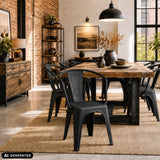 Sillas de comedor Vantaggio Poly negras en una mesa de madera rústica de hjh OFFICE (imagen generada por IA)