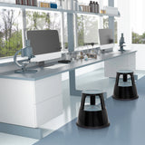 Taburete bajo TIO-M II negro con superficie redonda y recortes para agarre de hjh OFFICE
