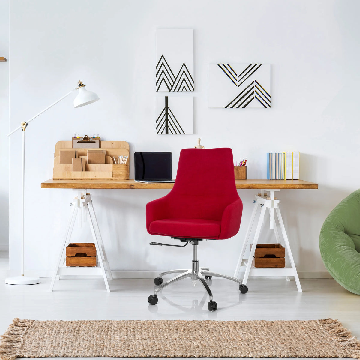 Silla Home Office SHAKE 100 roja con base de estrella y ruedas delante de un escritorio de hjh OFFICE