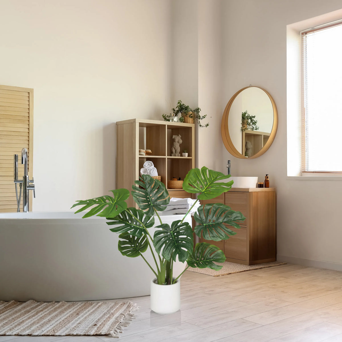 Planta artificial verde MONSTERA I en una maceta blanca en un cuarto de baño de hjh OFFICE