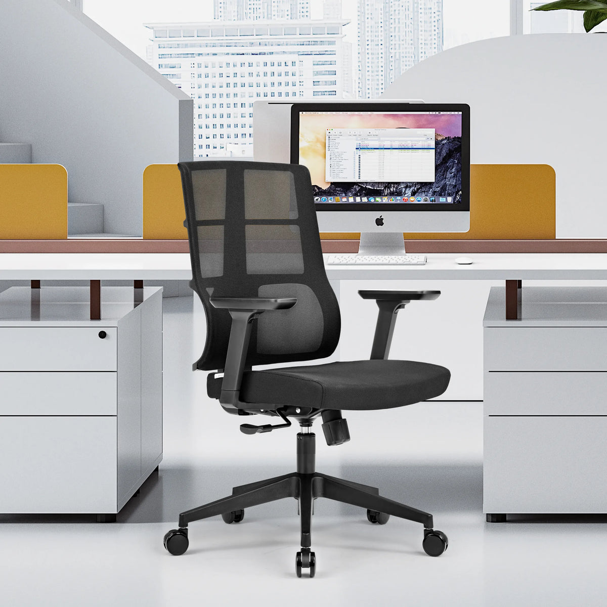 Silla de oficina profesional SPINIO negra con respaldo de malla y reposabrazos de hjh OFFICE