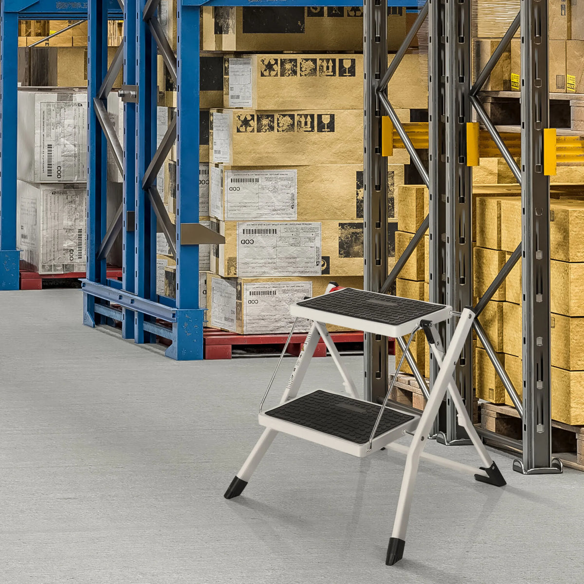 Escalera plegable blanca SOLID W1 con dos peldaños negros en un almacén de hjh OFFICE