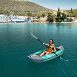 Kayak inflable LAXO-285 en color petróleo con una persona y un remo sobre el agua de Aqua Marina