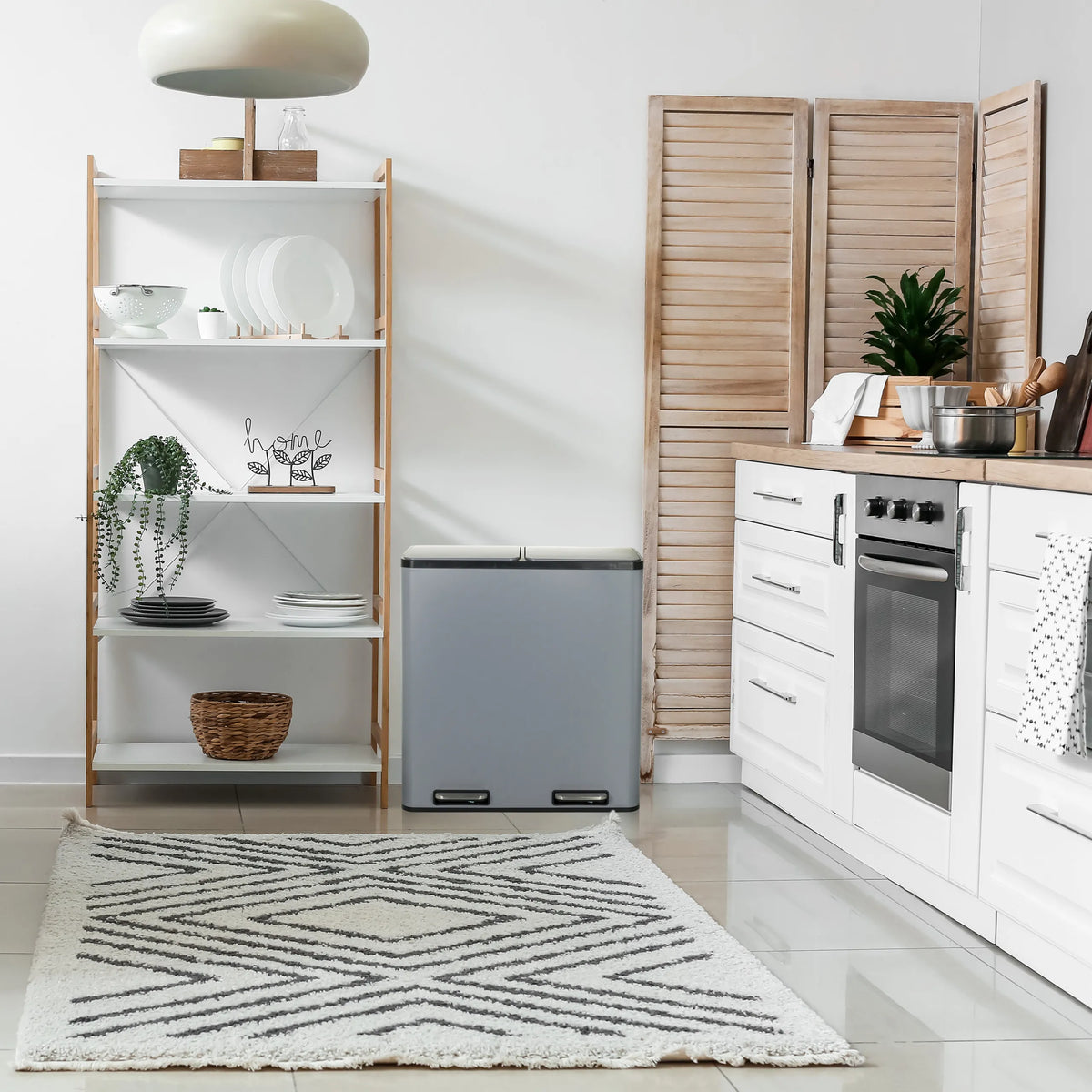 Papelera gris Clean 13 en una cocina junto a un estante blanco de hjh OFFICE