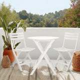 Mesa plegable blanca TRAVANO T con dos sillas plegables a juego en una terraza de hjh LIVING