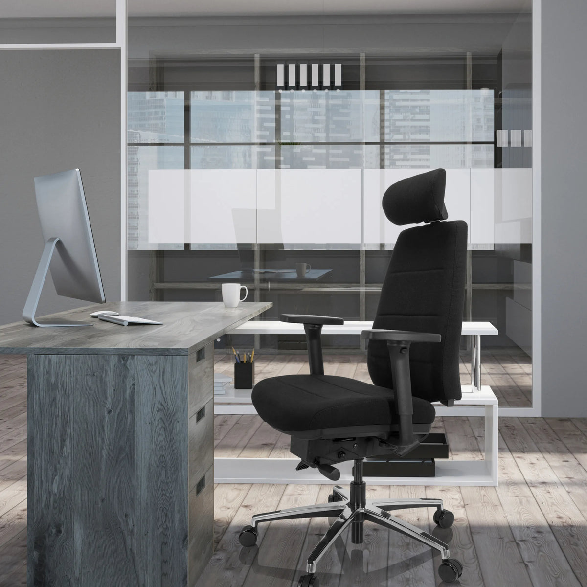 Silla de oficina profesional PHOENIX PRO I negra con reposacabezas y reposabrazos en un escritorio gris de hjh OFFICE